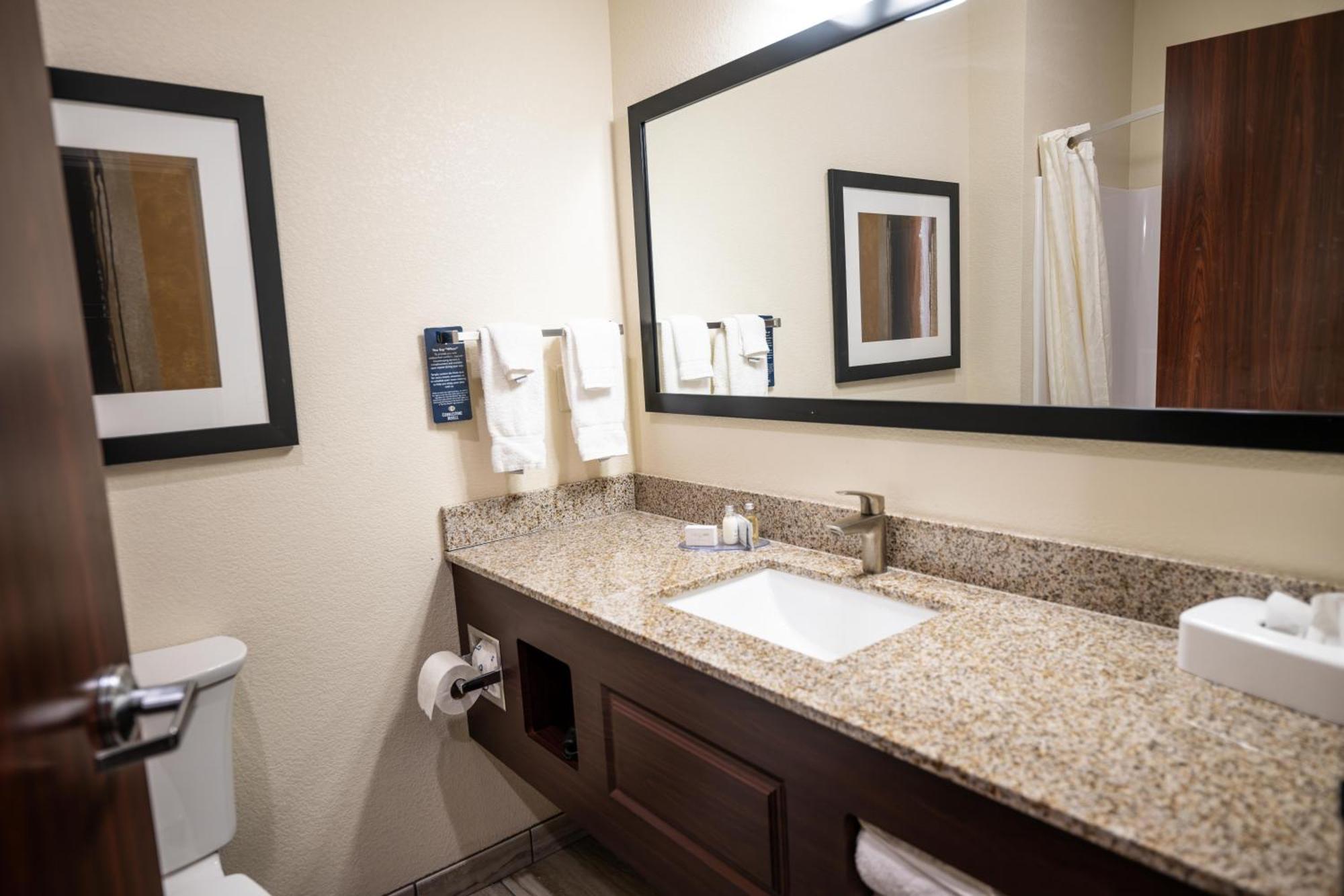 Cobblestone Hotel & Suites - Lamar Exterior photo